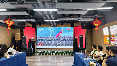 <b>一禾科技員工齊聚多功能演示廳，共睹九三閱兵盛況！</b>